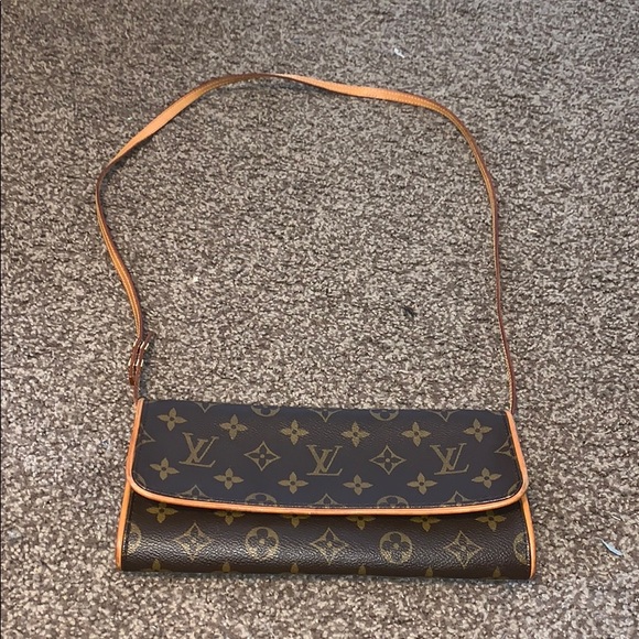 Handbags - Louis Vuitton authentic bag.Strap detach to clutch
